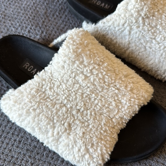 ROAM Women’s US 7.5-8 Ivory Sherpa Slide Sandals Fuzzy Cozy Slip On Shoes - Picture 3 of 14